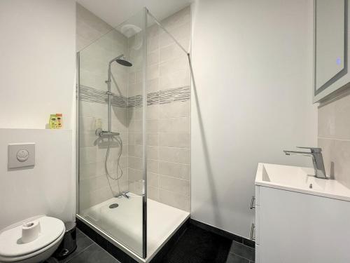 une salle de bain avec une douche, des toilettes et un lavabo dans l'établissement Studio la Ville Jouha - proche gare, à Saint-Brieuc
