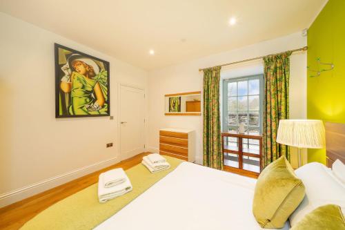 Ένα ή περισσότερα κρεβάτια σε δωμάτιο στο Lochelour Mill Cottage