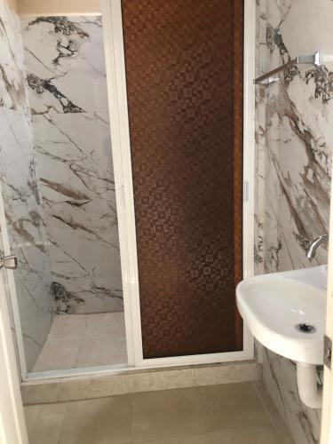 un baño con ducha y lavabo en Villa 305 Acapulco Diamante, en Acapulco