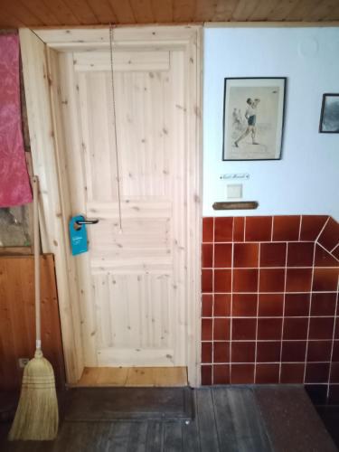 a bathroom with a white door and a broom at Ruhig und spartanisch Wohnen in Lichtenwalde 2 in Lichtenwalde