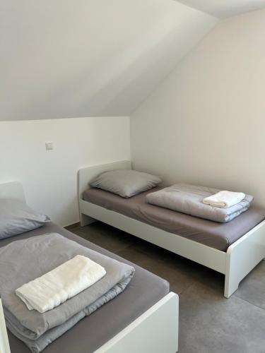 two beds sitting next to each other in a room at Ferienwohnung Messewohnung in Cologne