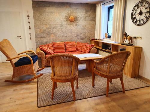 a living room with a table and chairs at Ferienwohnung Tigges in Müschede
