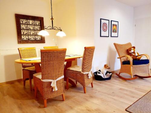 a dining room with a table and chairs at Ferienwohnung Tigges in Müschede