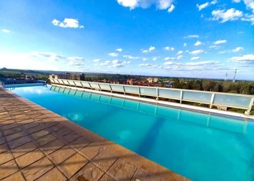 Bazén v ubytování Modern & Cozy Studio with SWIMMING POOL nebo v jeho okolí