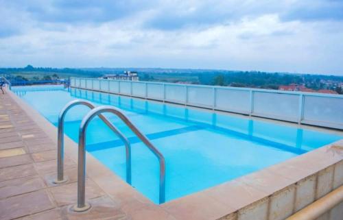 Bazén v ubytování Modern & Cozy Studio with SWIMMING POOL nebo v jeho okolí