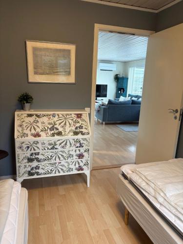a bedroom with a living room with a couch at Stuga i Gnisvärd in Tofta