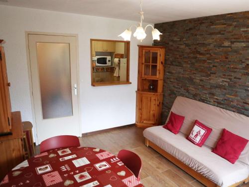 - un salon avec un canapé blanc et un mur en briques dans l'établissement Appartement rénové 6 pers, au pied des pistes - FR-1-322-159, aux Orres