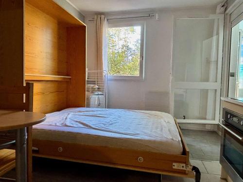 une chambre avec un lit, une fenêtre et une table dans l'établissement Studio cosy à Argelès-sur-Mer, proche mer, parking inclus - FR-1-225-605, à Argelès-sur-Mer