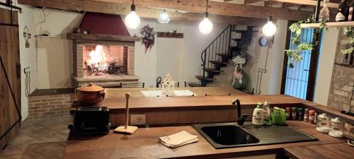 kuchnia z piecem i kominkiem w kuchni w obiekcie L'ALPACA DELLA ROSSA - AGRITURISMO w mieście Genga