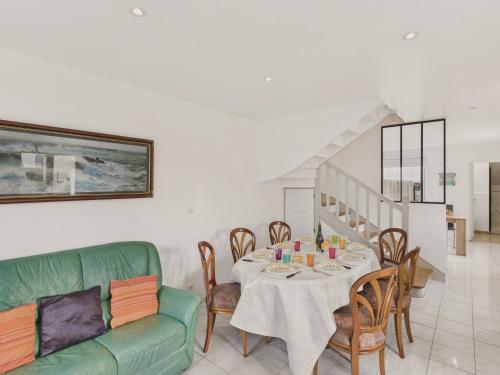 - un salon avec une table et un canapé vert dans l'établissement Plage de la Grève Blanche à 600m - Maison pour 8, au Guilvinec