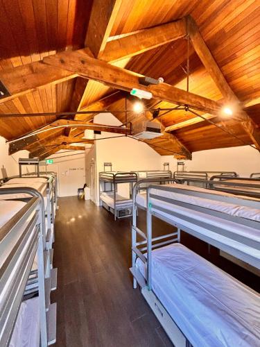 una stanza con diversi letti a castello e soffitti in legno di The Dawson Hostel - DUBLIN a Dublino