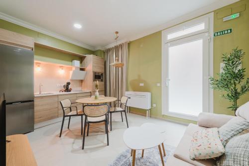 a kitchen and living room with a table and chairs at Apartamento Don Marcos B in Badajoz