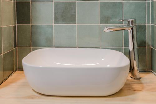 a white sink in a bathroom with a faucet at Apartamento Don Marcos B in Badajoz