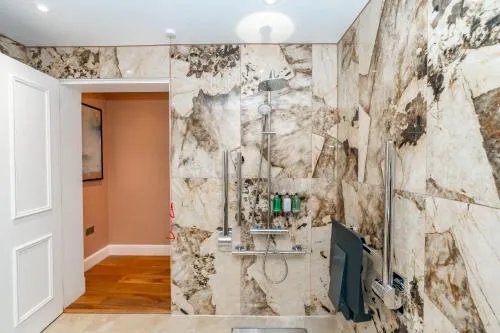 Dragon Suites Luxury Apartments at 9 Albyn Place photo 10