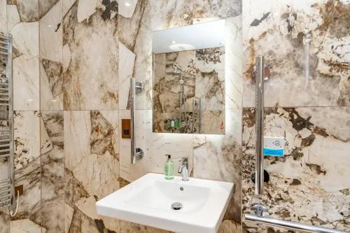 Dragon Suites Luxury Apartments at 9 Albyn Place photo 11