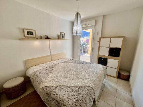 Posteľ alebo postele v izbe v ubytovaní Appartement 2P pour 4 pers avec piscine, clim, proche plages et commerces - FR-1-226B-136