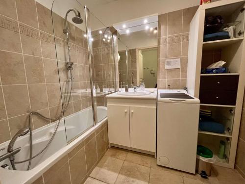 Kúpeľňa v ubytovaní Appartement 2P pour 4 pers avec piscine, clim, proche plages et commerces - FR-1-226B-136