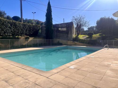 une piscine dans une cour clôturée dans l'établissement Appartement 2P pour 4 pers avec piscine, clim, proche plages et commerces - FR-1-226B-136, à Cavalaire-sur-Mer