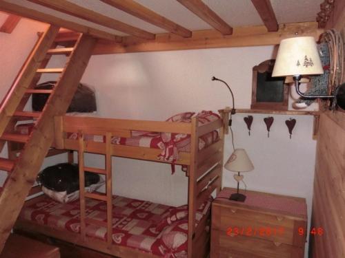 - une chambre avec des lits superposés et un chien dormant à l'étage dans l'établissement Appartement Duplex 6 Pers., Balcon, Proche Pistes, Navette Gratuite, Animaux Admis - FR-1-762-12, à Saint-Chaffrey