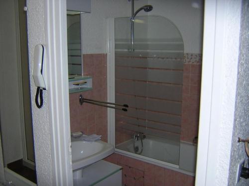 une salle de bain avec douche et lavabo dans l'établissement Appartement Duplex 6 Pers., Balcon, Proche Pistes, Navette Gratuite, Animaux Admis - FR-1-762-12, à Saint-Chaffrey