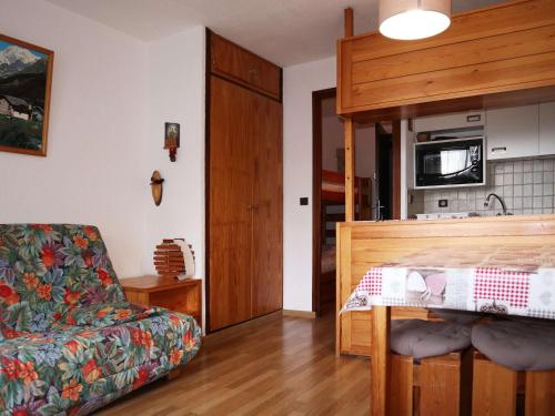 un salon avec un canapé et une table dans l'établissement Studio skis aux pieds pour 4 pers, Les Orres 1650 - FR-1-322-595, aux Orres