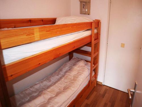 - deux lits superposés dans une petite chambre dans l'établissement Studio skis aux pieds pour 4 pers, Les Orres 1650 - FR-1-322-595, aux Orres