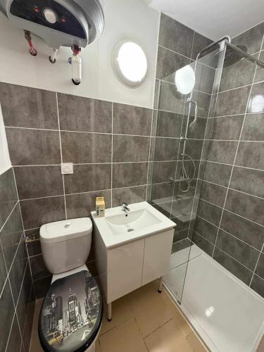 une salle de bain avec toilettes, lavabo et douche dans l'établissement Studio Cosy, proche du port, tout se fait à pied, à Port-la-Nouvelle