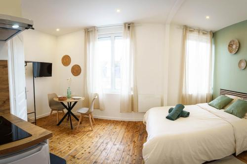 une chambre avec un lit avec un ours en peluche dessus dans l'établissement Stud Romarin 2pers Wifi, à Cambrai