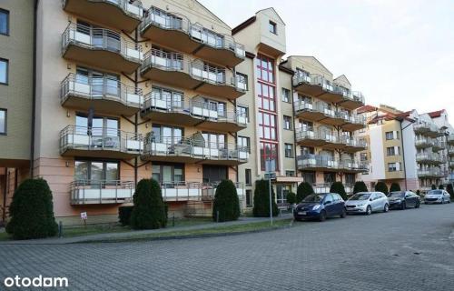 a building with cars parked in front of it at Apartament Muzungu in Świnoujście