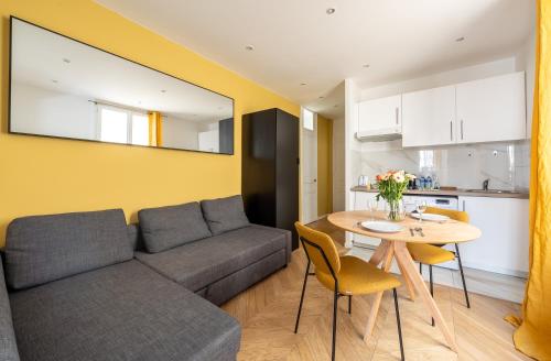 un salon avec un canapé et une table dans l'établissement Mobility lease l Neuilly l Equipped & Paris 10mins away, à Neuilly-sur-Seine