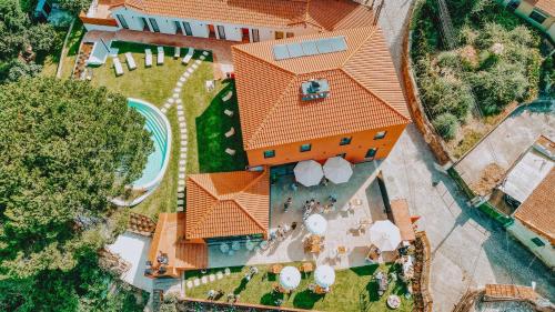 una vista dall'alto di una casa con un tetto arancione di The Lost Garden a Vila Nova de Gaia