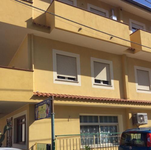 - un bâtiment avec deux fenêtres avec des stores dans l'établissement B&B Spano', à Reggio de Calabre