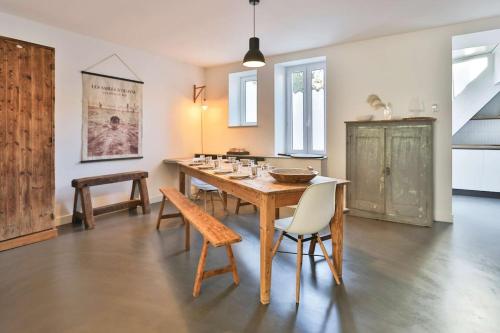 une salle à manger avec une table et des chaises en bois dans l'établissement Villa Napoléon, city center and seaside, à Les Sables-dʼOlonne