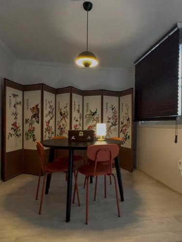 ein Esszimmer mit einem Tisch und zwei Stühlen in der Unterkunft Sky Haenggung in Suwon