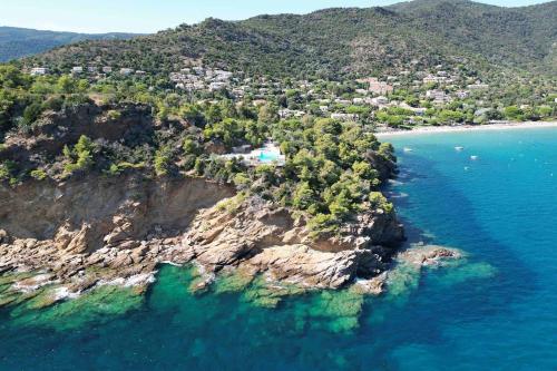 une vue aérienne d'une île dans l'océan dans l'établissement T2 with Sea View - Domaine de la Pinède - Heated Pool, au Lavandou