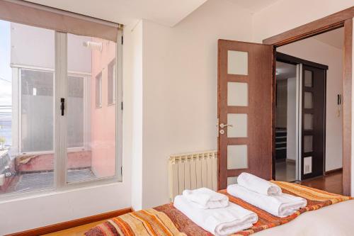 Кровать или кровати в номере Gray Fox Apartments - Tower