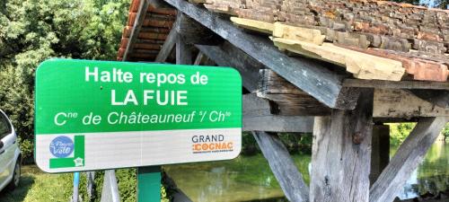 a green sign that says intake records do la fibre at Chambre d'hôte AMELIE in Châteauneuf-sur-Charente