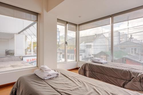Кровать или кровати в номере Gray Fox Apartments - Tower