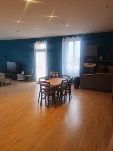 une salle à manger avec une table et des chaises en bois dans l'établissement Les Beaux Chais, à Beaucaire