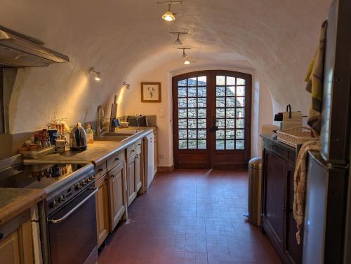 une grande cuisine avec un évier et une porte dans l'établissement Large Provençal Bastide - With Private Pool, à Cucuron