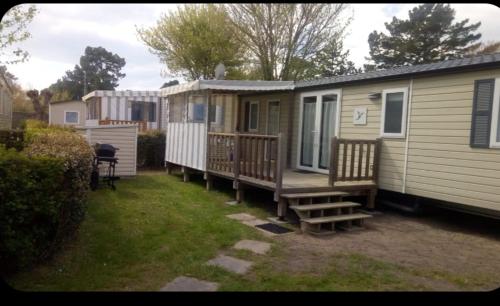 サン・ジャン・ド・モンにあるMobil-home Saint Jean de montの庭に停泊する一団