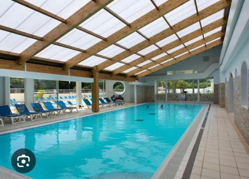 サン・ジャン・ド・モンにあるMobil-home Saint Jean de montのホテルの天窓付きプール