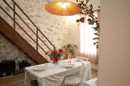 une table avec un chiffon de table blanc et des fleurs sur elle dans l'établissement Grand duplex plein coeur Vauban, à Marseille