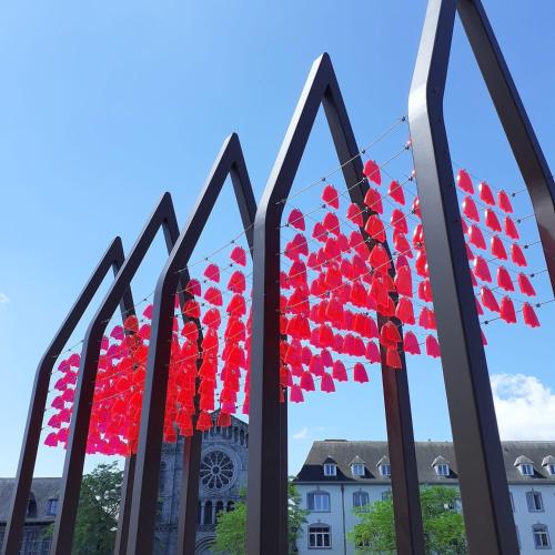 a group of red hearts on a metal fence at Chambre d'hôtes Stellina Bed&Breakfast avec vue sur jardin arboré in Tournai