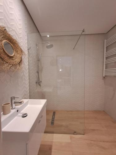 Bilik mandi di Calme S1 avec Jardin dans un Hotel