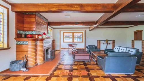 a living room filled with furniture and a fireplace at Flat com vista para a montanha e charme em condominio em Petropolis in Petrópolis
