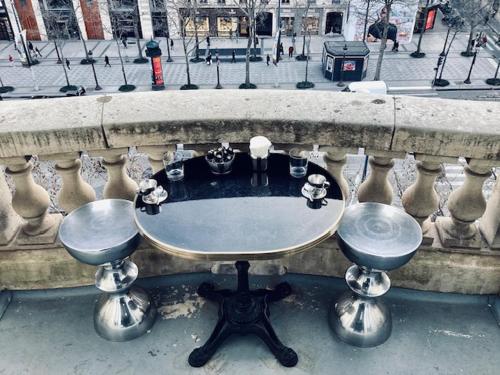 une table et deux chaises sur un balcon dans l'établissement Balcony- Avenue -Champs Elysees, à Paris