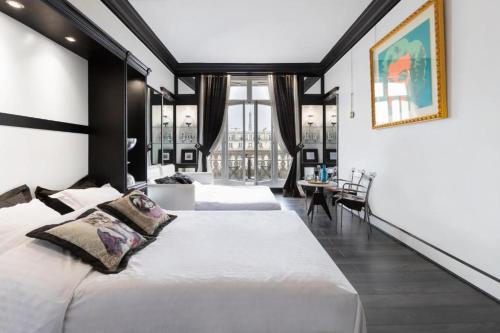 - une chambre avec 2 lits et un bureau dans l'établissement Balcony- Avenue -Champs Elysees, à Paris