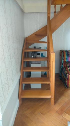 - un escalier en colimaçon en bois dans l'établissement Studio le 121 - Palace Le Bernascon, à Aix-les-Bains