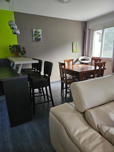 un salon avec un canapé et une table dans l'établissement Maison de village, à Pietracorbara